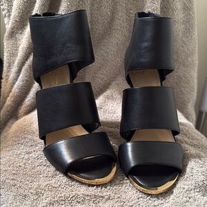 Jessica Simpson Black Heels with Sleek Design